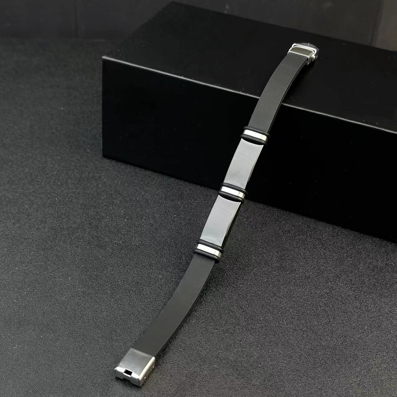 1pc Men'S Stainless Steel Adjustable Cuff Bracelet, Gunmetal Black Plating, Casual Style, Fashion Accessory, with Silicone Lining for Jewelry Gift