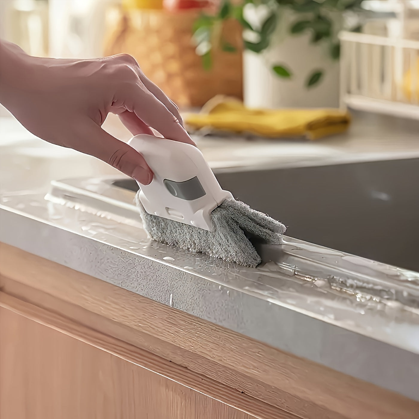 A Versatile Handheld Cleaning Brush Suitable for Windows And Kitchens